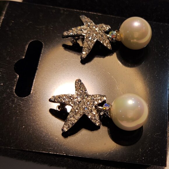 One Pair of Cubic Zirconia & Pearl Dangle Earrings - Picture 2 of 4